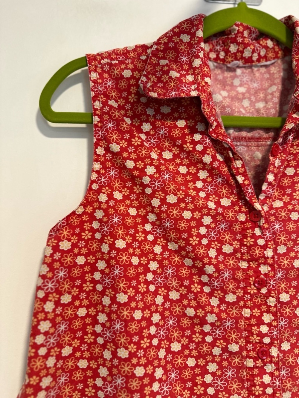 VTG 90 Looney Tunes tweety bird “It Wasn’t Me” red floral sleeveless button top - Picture 7 of 9